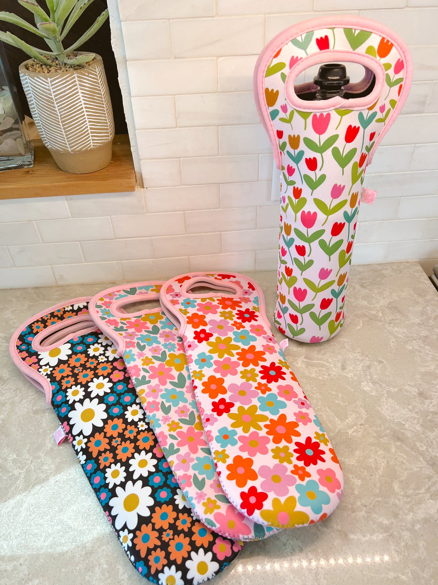 Insulated Wine Bag / Wine Gift Tote - Darling Daisy